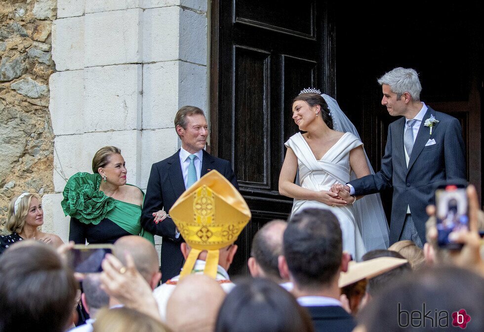 La Princesa Alexandra de Luxemburgo y su marido Nicolas Bagory junto a los Grandes Duques de Luxemburgo tras su boda religiosa