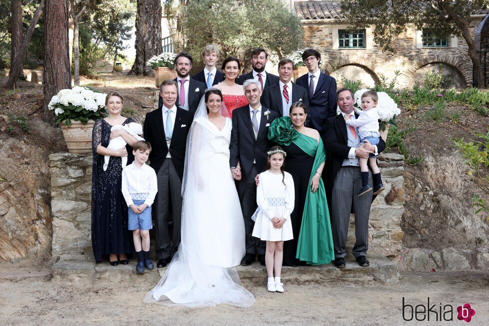 La Princesa Alexandra y Nicolas Bagory posan tras su boda religiosa con los Grandes Duques de Luxemburgo, el Principe Guillermo, la Princesa Estefanía y su