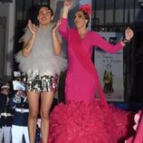 Rocío Carrasco junto a José Perea en el desfile que ella ha presentado