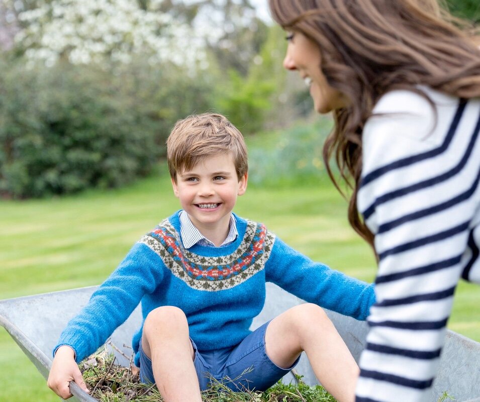 Kate Middleton llevando en una carretilla al Príncipe Louis en el jardín