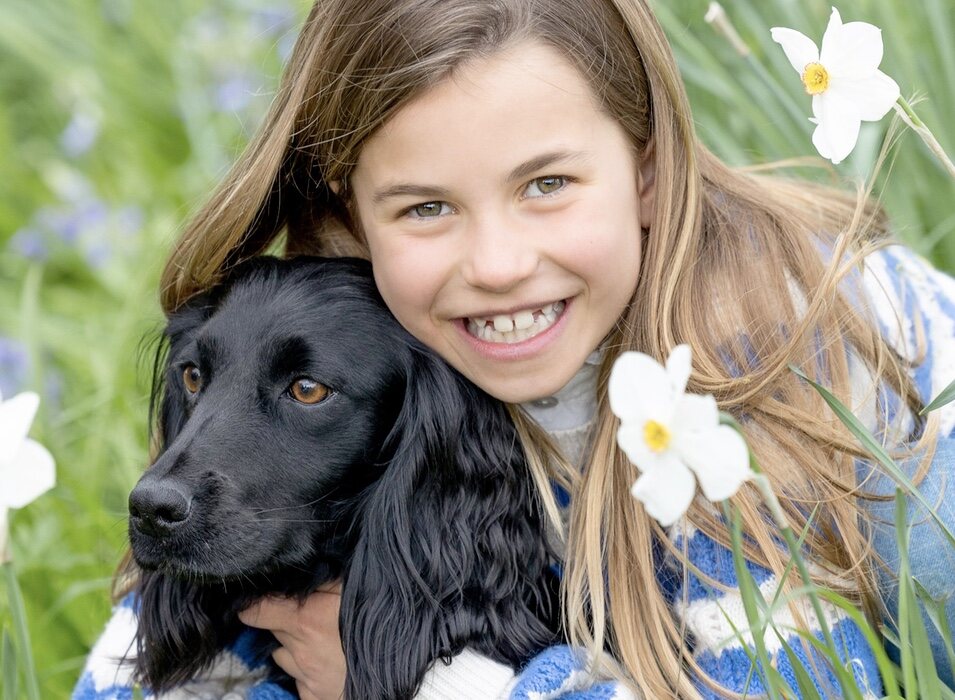 La Princesa Charlotte con su perra Orla en un posado por su 8 cumpleaños