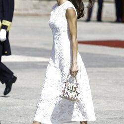 La Reina Letizia con un vestido blanco de Sfera en el recibimiento al Presidente de Colombia