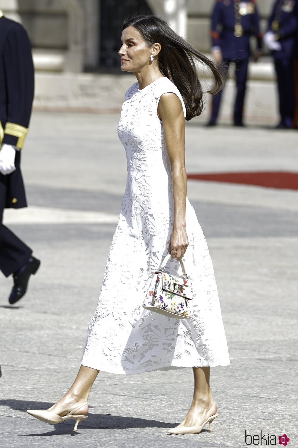 La Reina Letizia con un vestido blanco de Sfera en el recibimiento al Presidente de Colombia