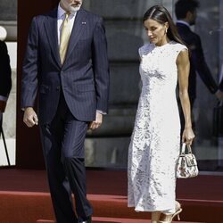 Los Reyes Felipe y Letizia hablando en el recibimiento al Presidente de Colombia, Gustavo Petro