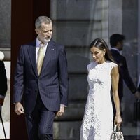 Los Reyes Felipe y Letizia hablando en el recibimiento al Presidente de Colombia, Gustavo Petro