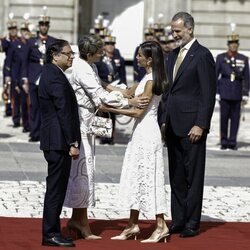 Gustavo Petro y Verónica Alcocer saludan a los Reyes Felipe y Letizia en su Visita de Estado a España