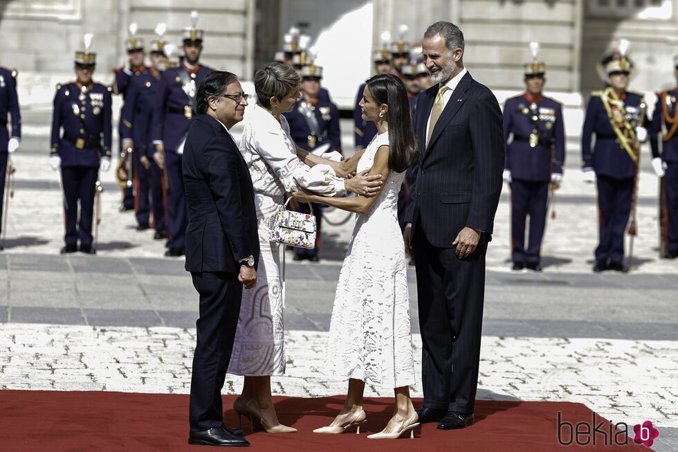 Gustavo Petro y Verónica Alcocer saludan a los Reyes Felipe y Letizia en su Visita de Estado a España