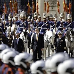 El Rey Felipe VI y Gustavo Petro pasando revista a las tropas en el recibimiento al Presidente de Colombia