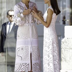 Verónica Alcocer y la Reina Letizia hablando en el recibimiento al Presidente de Colombia y su esposa por su Visita de Estado a España