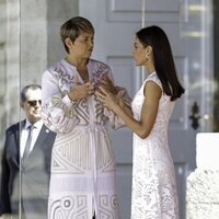 Verónica Alcocer y la Reina Letizia hablando en el recibimiento al Presidente de Colombia y su esposa por su Visita de Estado a España