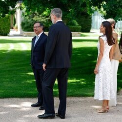 Los Reyes Felipe y Letizia mostrando los jardines de La Zarzuela a Gustavo Petro y Verónica Alcocer