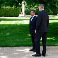 Los Reyes Felipe y Letizia mostrando los jardines de La Zarzuela a Gustavo Petro y Verónica Alcocer