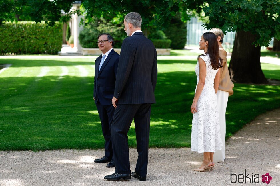 Los Reyes Felipe y Letizia mostrando los jardines de La Zarzuela a Gustavo Petro y Verónica Alcocer