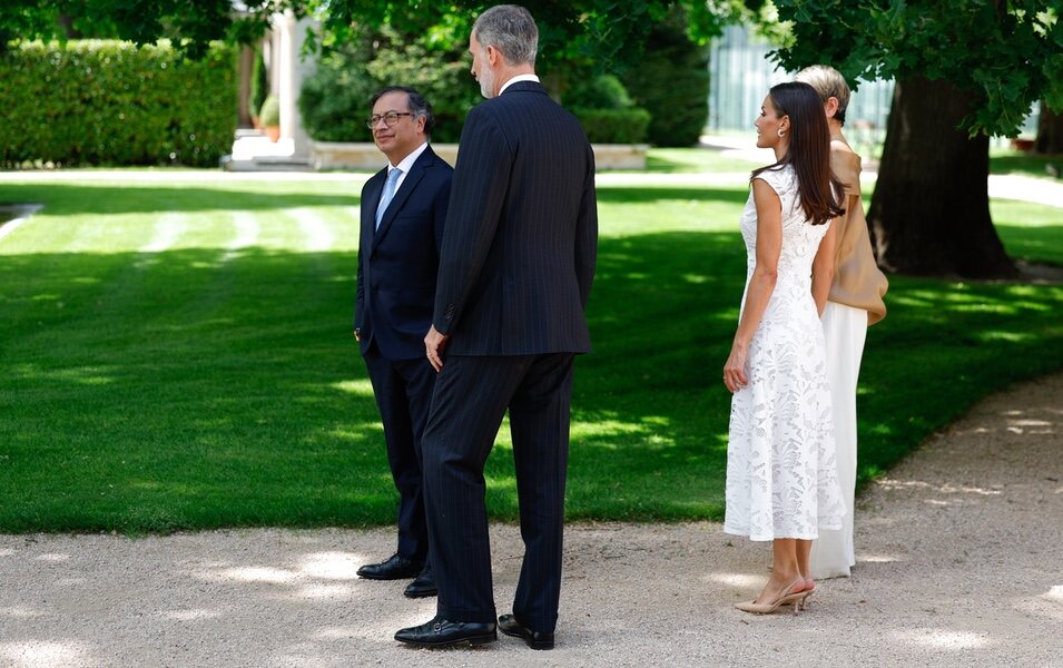 Los Reyes Felipe y Letizia mostrando los jardines de La Zarzuela a Gustavo Petro y Verónica Alcocer