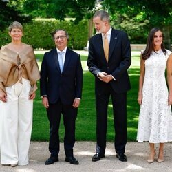 Los Reyes Felipe y Letizia y Gustavo Petro y Verónica Alcocer en los jardines de La Zarzuela