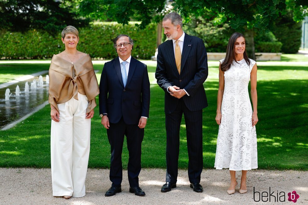 Los Reyes Felipe y Letizia y Gustavo Petro y Verónica Alcocer en los jardines de La Zarzuela