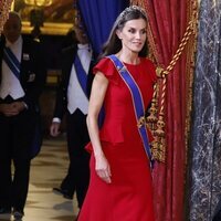 La Reina Letizia con la Tiara Floral y vestido rojo en la cena de gala al Presidente de Colombia, Gustavo Petro