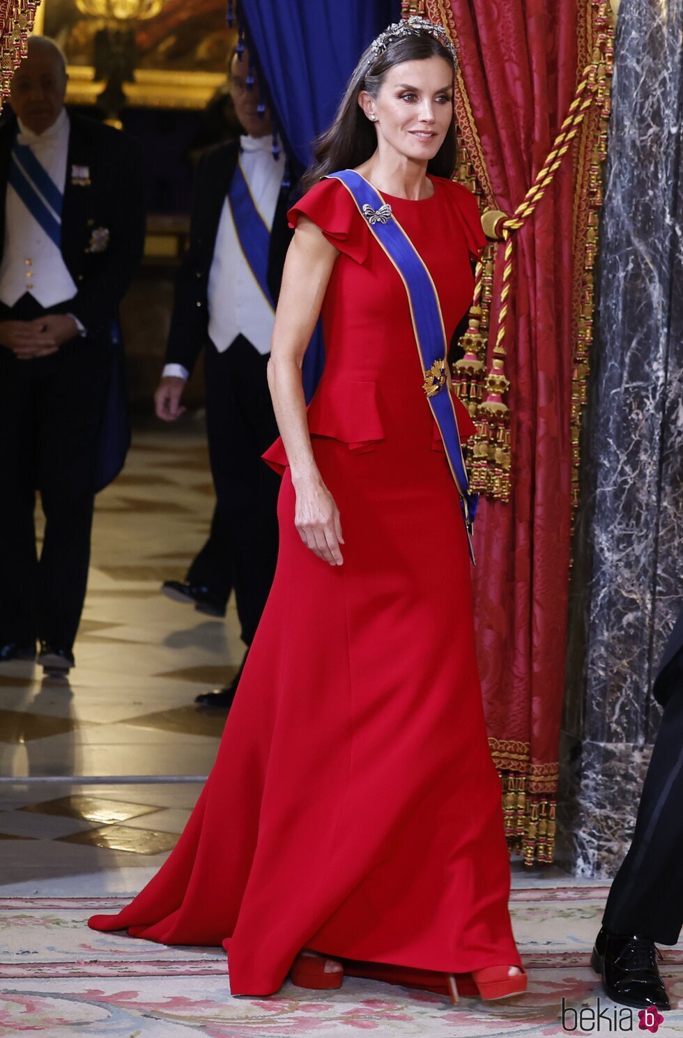 La Reina Letizia con la Tiara Floral y vestido rojo en la cena de gala al Presidente de Colombia, Gustavo Petro