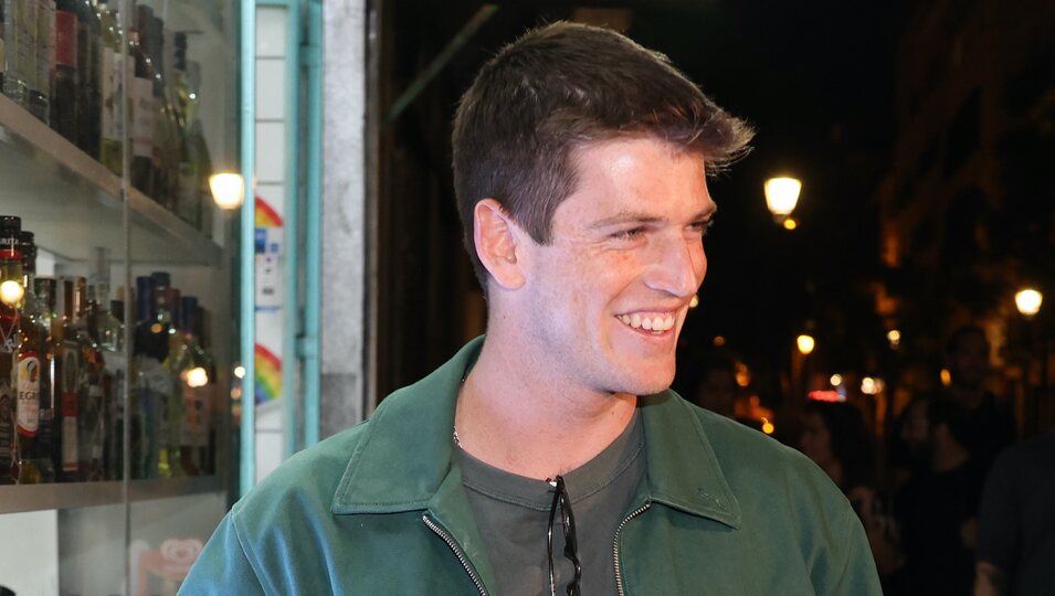 Miguel Bernardeau por las calles de Madrid tras asistir a un evento