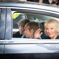 La Reina Camilla y dos de sus nietos tras los ensayos de la coronación