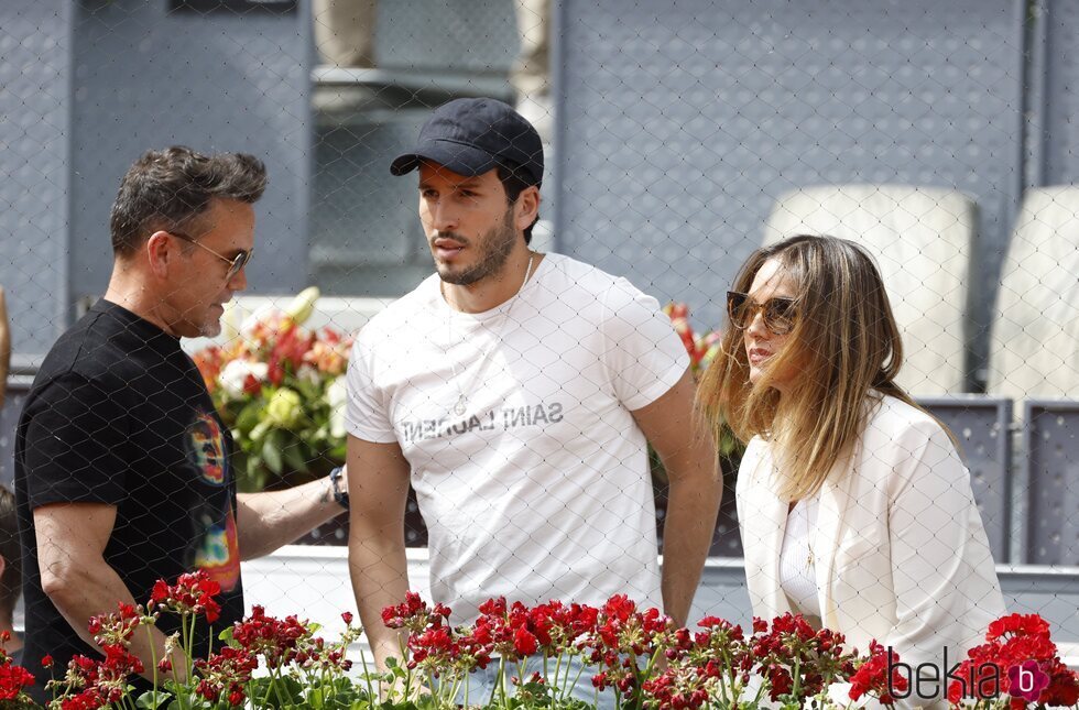 Sebastián Yatra, el padre de Aitana y Helen Lindes en el Mutua Madrid Open viendo a Alcaraz