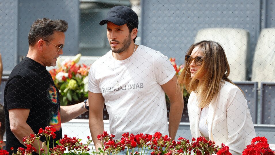 Sebastián Yatra, el padre de Aitana y Helen Lindes en el Mutua Madrid Open viendo a Alcaraz