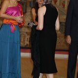 Verónica Alcocer y la Reina Letizia saludan a María Pagés en la recepción del Presidente de Colombia a los Reyes de España