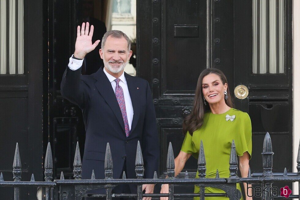 Los Reyes Felipe y Letizia antes de la recepción previa a la coronación