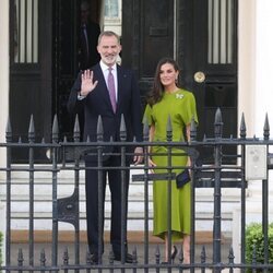 Los Reyes Felipe y Letizia, muy sonrientes antes de la recepción previa a la coronación