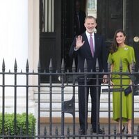 Los Reyes Felipe y Letizia, muy sonrientes antes de la recepción previa a la coronación