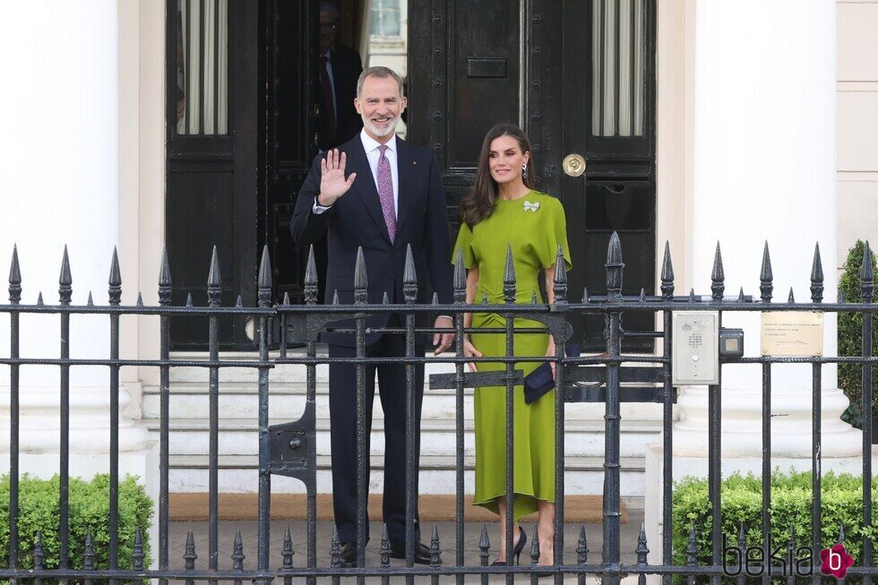 Los Reyes Felipe y Letizia, muy sonrientes antes de la recepción previa a la coronación