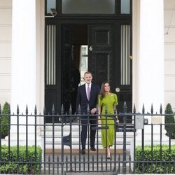 Los Reyes Felipe y Letizia en la Embajada de España en Londres antes de la recepción previa a la coronación