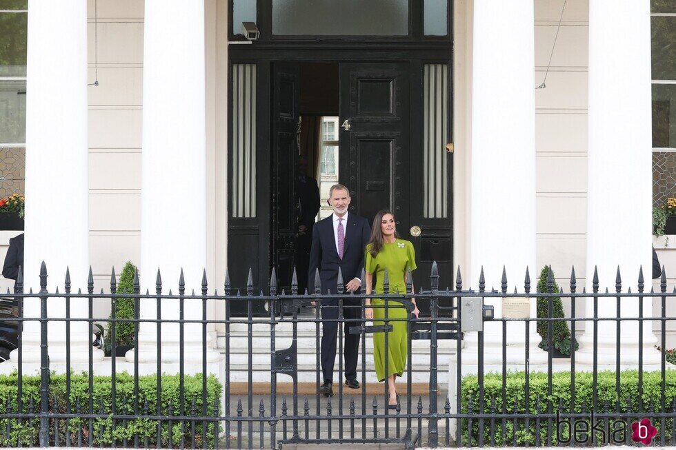 Los Reyes Felipe y Letizia en la Embajada de España en Londres antes de la recepción previa a la coronación