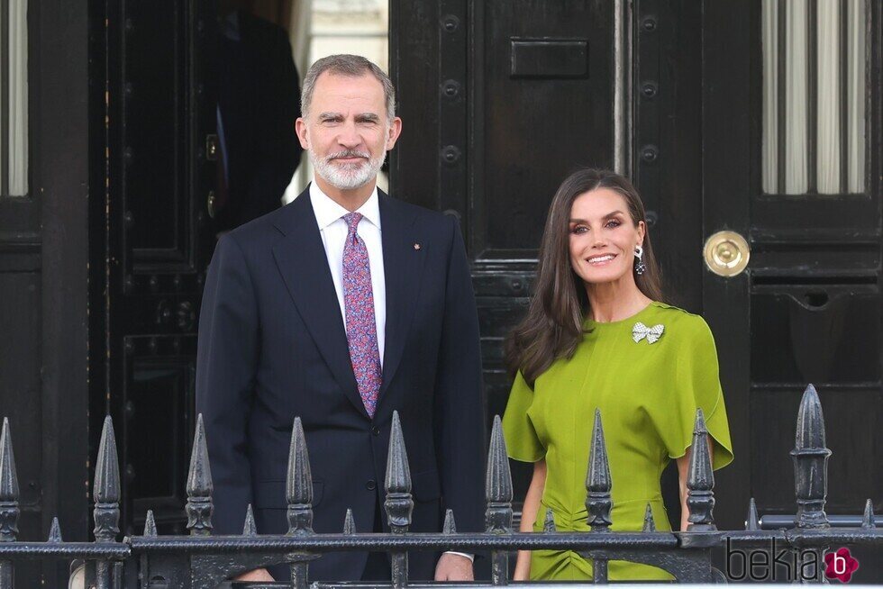 Los Reyes Felipe y Letizia, camino a la recepción previa a la coronación