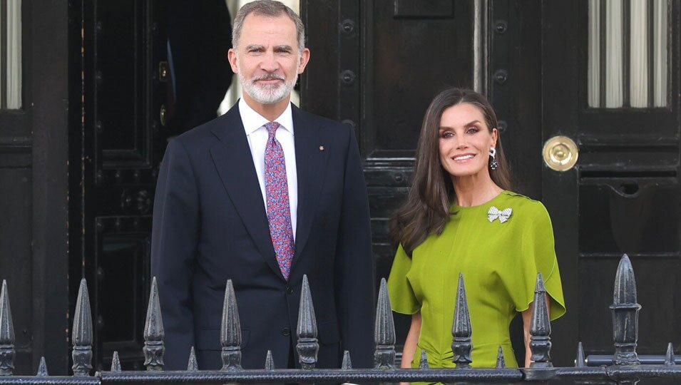 Los Reyes Felipe y Letizia, camino a la recepción previa a la coronación