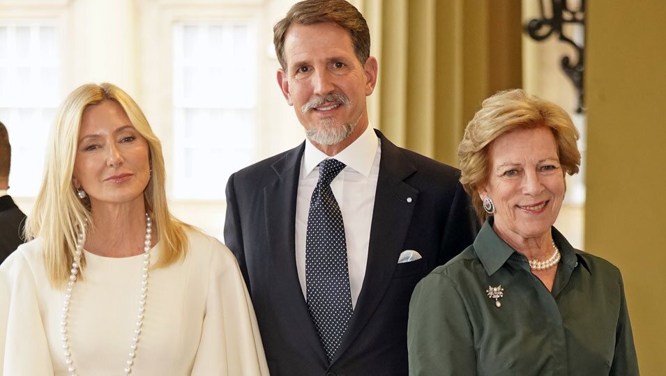 Ana María de Grecia y Pablo y Marie Chantal de Grecia en la recepción previa a la coronación de Carlos III