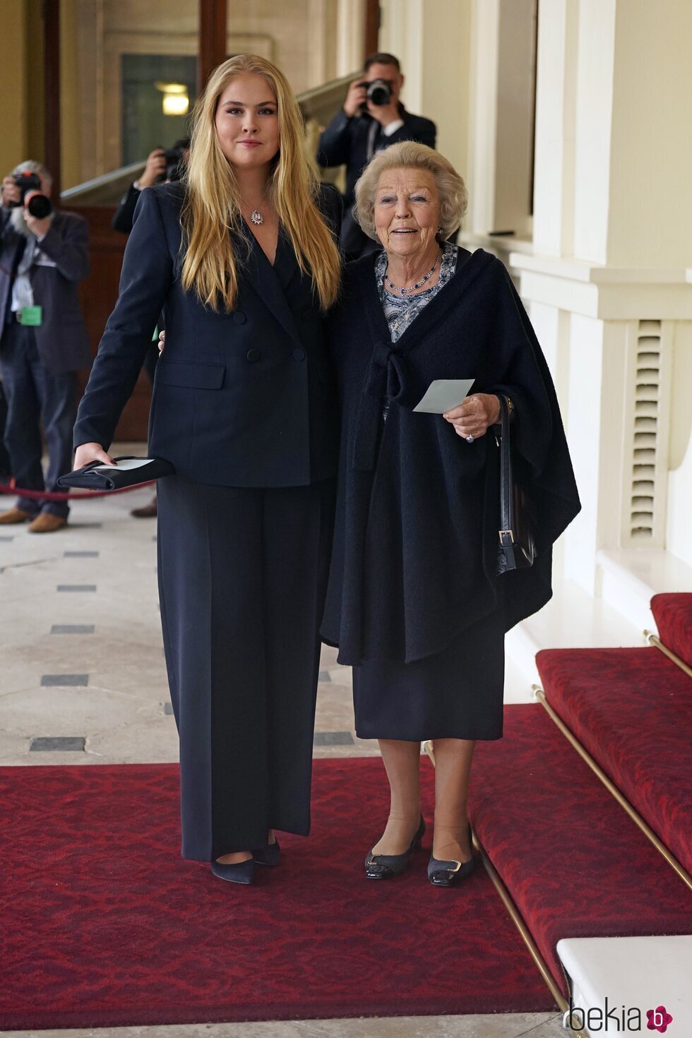 Amalia de Holanda y Beatriz de Holanda en la recepción previa a la coronación de Carlos III