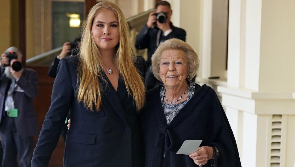 Amalia de Holanda y Beatriz de Holanda en la recepción previa a la coronación de Carlos III