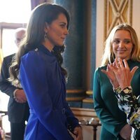 Kate Middleton hablando con Jill Biden y su nieta Finnegan Biden en la recepción previa a la coronación de Carlos III