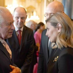 El Rey Carlos III y Olena Zelenska en la recepción previa a la coronación de Carlos III