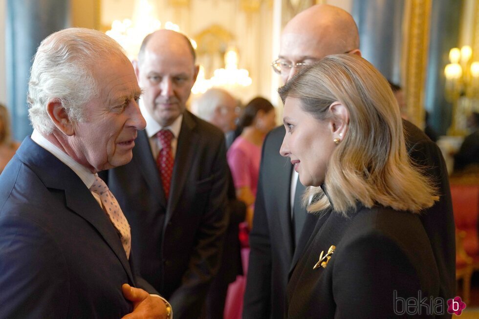 El Rey Carlos III y Olena Zelenska en la recepción previa a la coronación de Carlos III