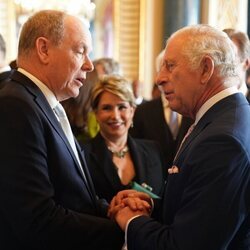 Carlos III y Alberto de Mónaco en la recepción previa a la coronación de Carlos III