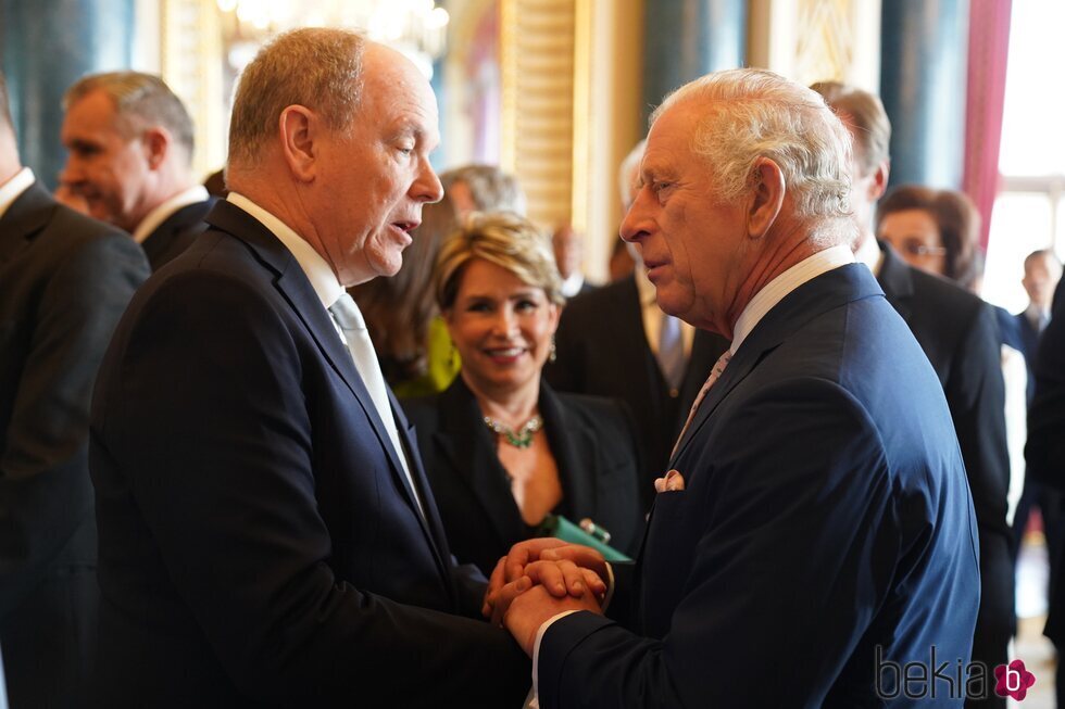 Carlos III y Alberto de Mónaco en la recepción previa a la coronación de Carlos III