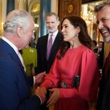 Carlos III saluda a Federico y Mary de Dinamarca en presencia de Felipe VI en la recepción previa a la coronación de Carlos III