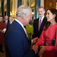 Carlos III saluda a Federico y Mary de Dinamarca en presencia de Felipe VI en la recepción previa a la coronación de Carlos III