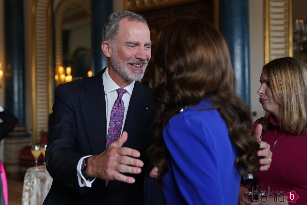 El Rey Felipe VI y Kate Middleton en la recepción previa a la coronación de Carlos III