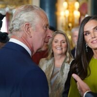 La Reina Letizia mira a Felipe VI mientras habla con Carlos III en la recepción previa a la coronación de Carlos III