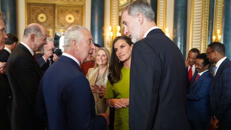 El Rey Carlos III y los Reyes Felipe y Letizia en la recepción previa a la coronación de Carlos III