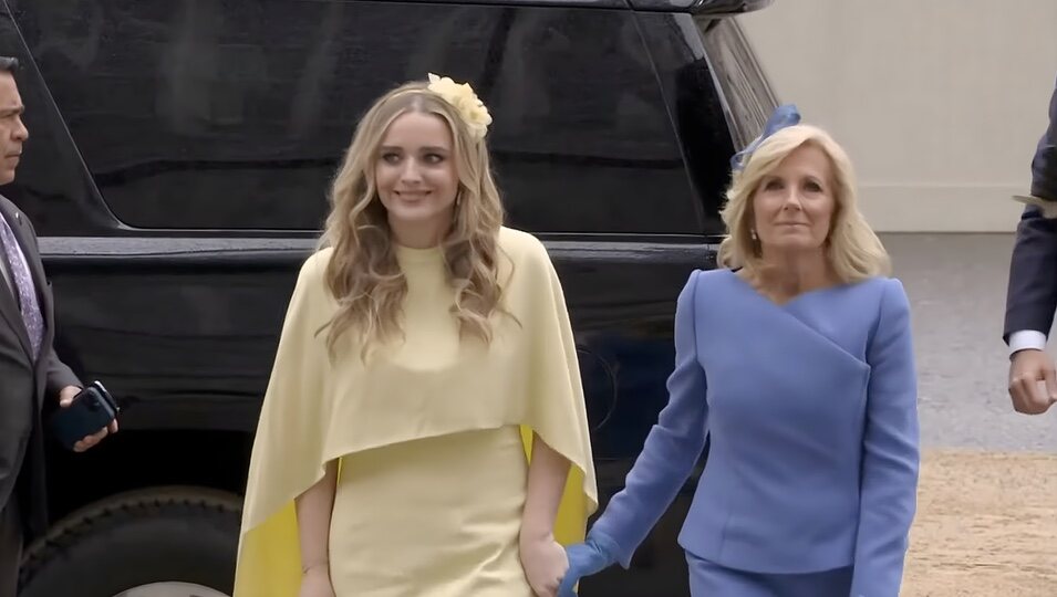 Jill Biden y su nieta Finnegan en la Coronación del Rey Carlos III