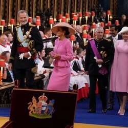 El Rey Felipe y la Reina Letizia y los Reyes Felipe y Matilde de Bélgica en la Coronación de Carlos III